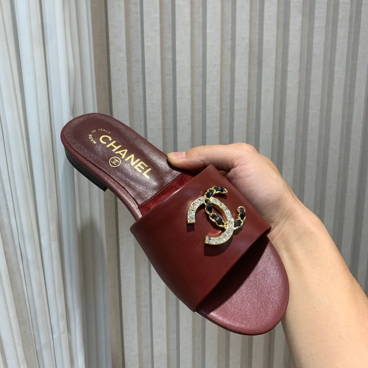 👟👟Ex-factory price 480👟👟 🍀CHANEL2025 Xiaoxiang spring and summer new popular double C diamond buckle flat slippers Material: original calfskin Lining: original inner sheepskin Foot pads: sheepskin Outsole: genuine leather outsole Size: 35-41 (40/41 fixed) 👉